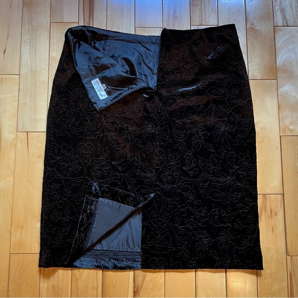 Marc Allan~Black Pencil Skirt~Size 14~Raised Floral Design - Picture 3 of 7
